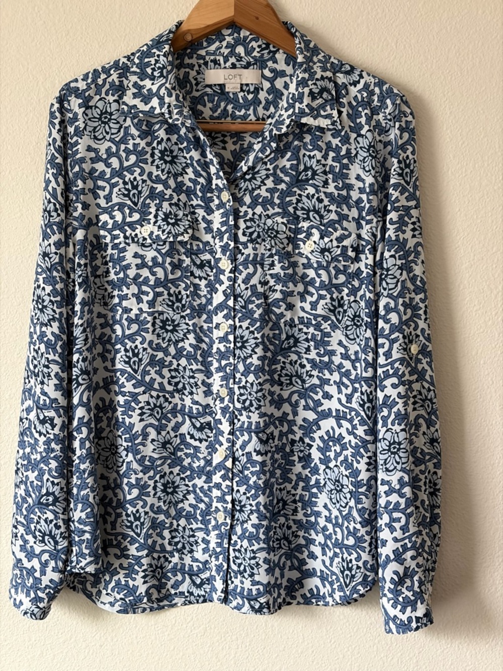 Loft Women’s Blue&White Floral RollUp Long Sleeve Button Down Blouse Size Medium